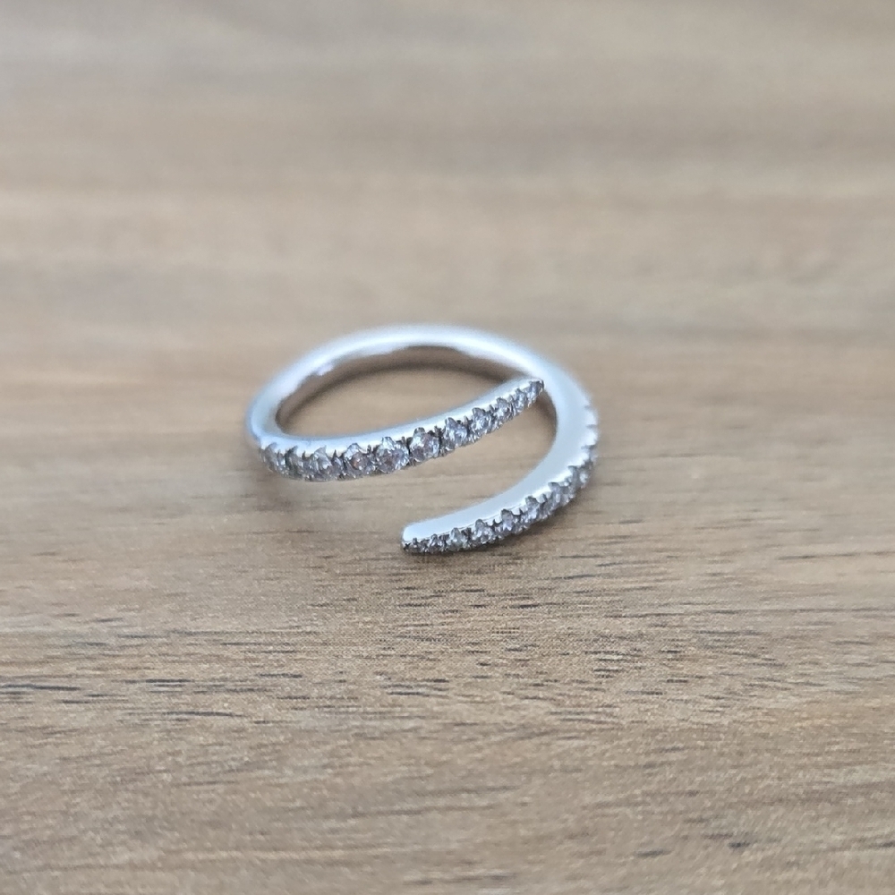 Elegant Silver Women's Ring - Picture 5 of 8